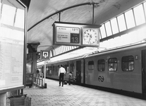 171316 Gezicht op het zesde perron van het N.S.-station Rotterdam C.S. te Rotterdam, met een centrale treinaanwijzer ...